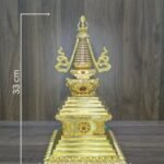 Stupa with measurement overlay showing height 33 cm and base width 18 cm on a wooden background.