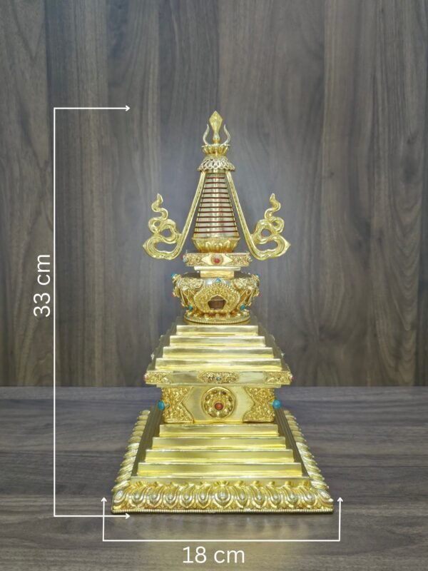 Stupa with measurement overlay showing height 33 cm and base width 18 cm on a wooden background.